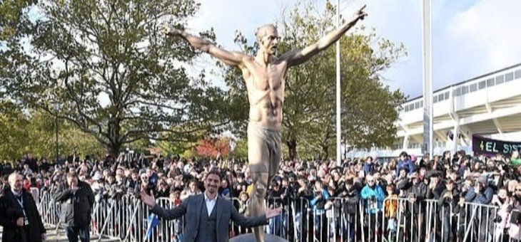 ابراهيموفيتش يكشف عن تمثاله الجديد